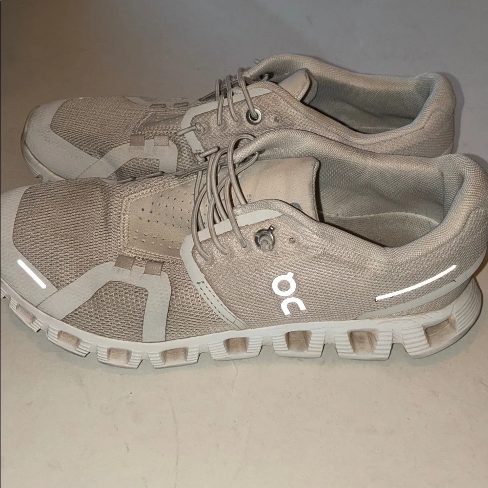 On Cloud 5 Sneakers 7.5 - Picture 2 of 10
